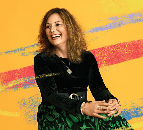 二人の人物が温室の中で植物を調べている。