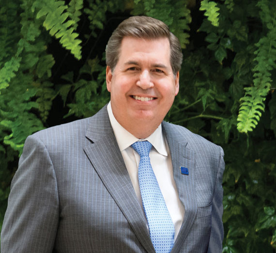 教授と学生が実験室でコンピュータ画面を観察している